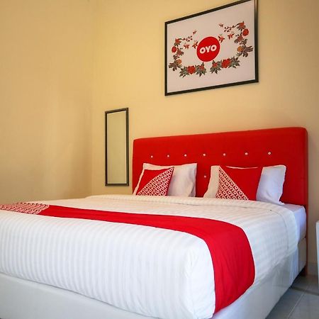Oyo 2202 Delima Guest House Syariah Паданг Экстерьер фото